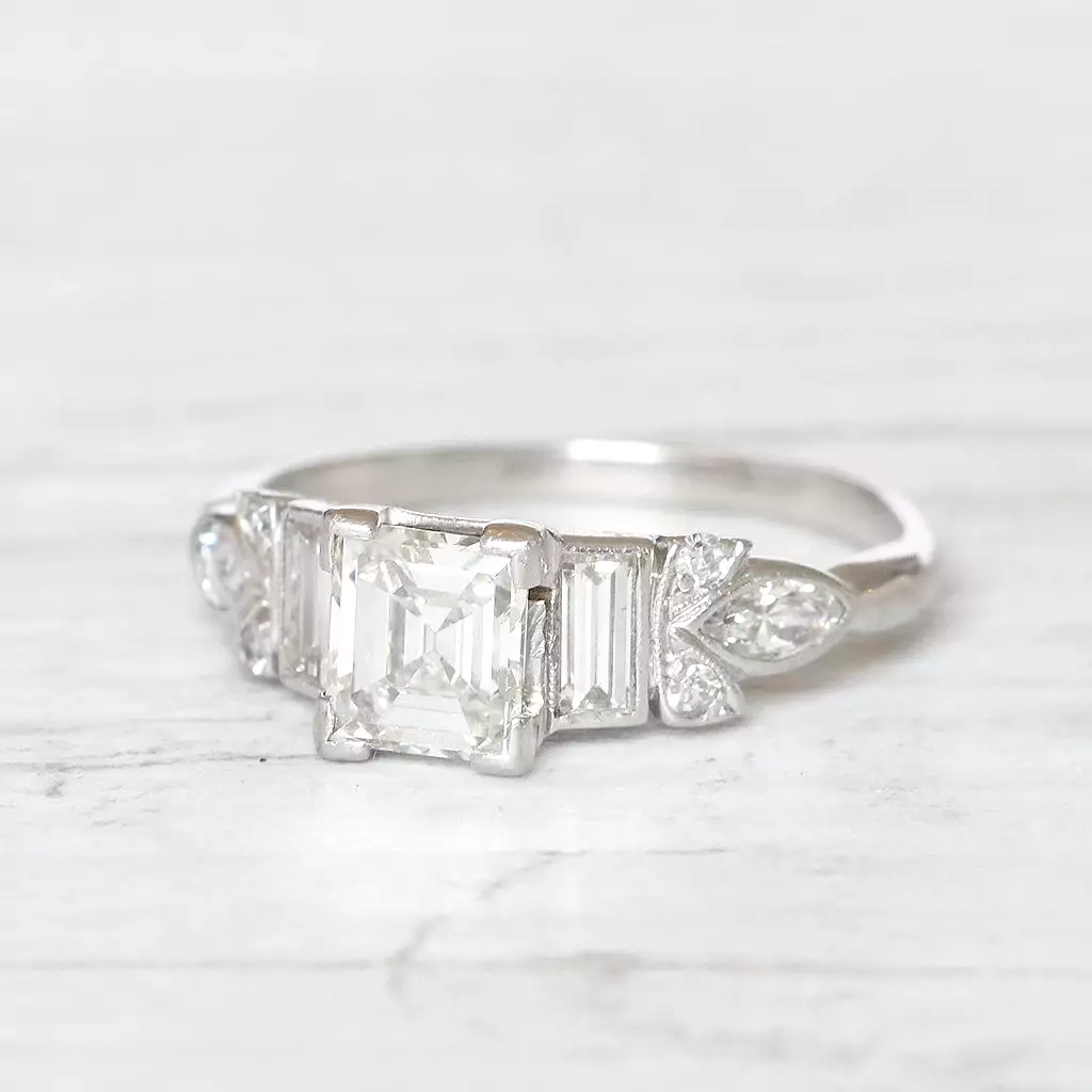 Art Deco 0.95 Carat Carré Cut Diamond Solitaire Ring