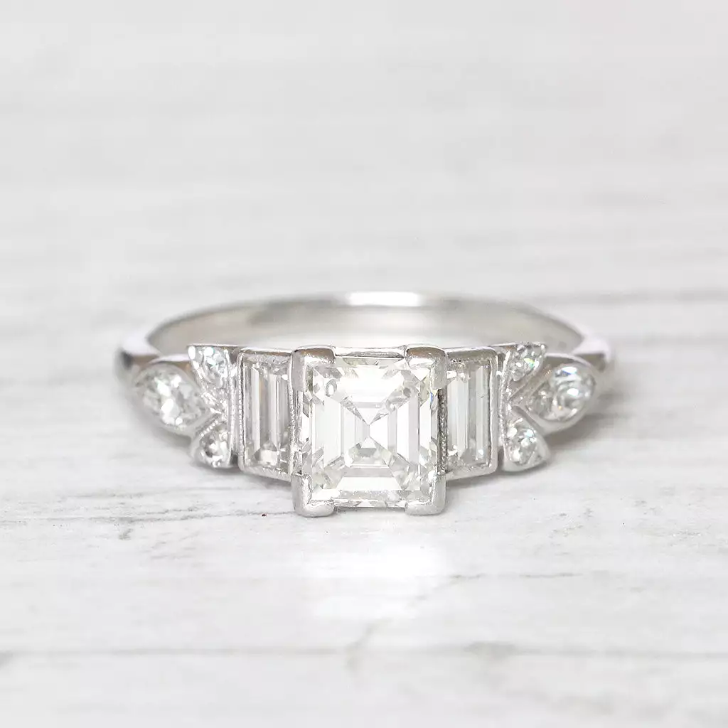 Art Deco 0.95 Carat Carré Cut Diamond Solitaire Ring