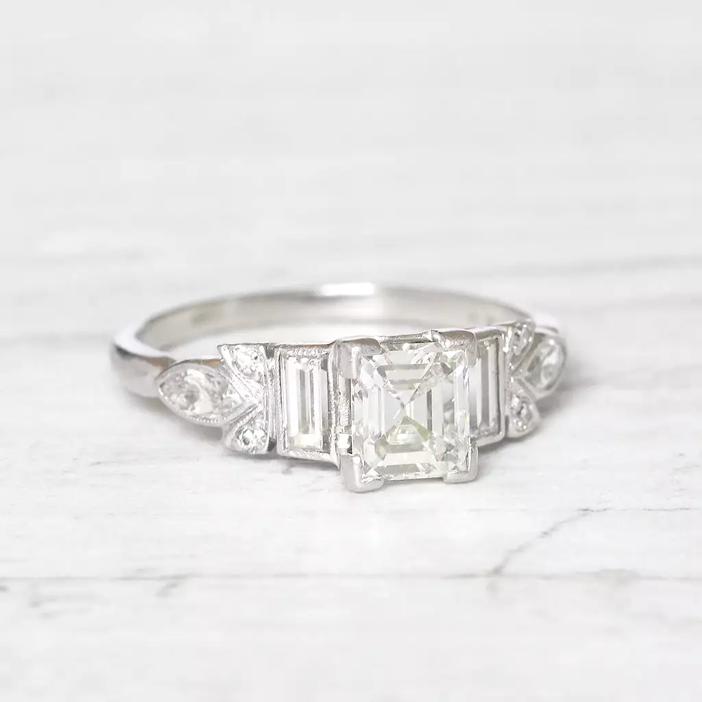 Art Deco 0.95 Carat Carré Cut Diamond Solitaire Ring