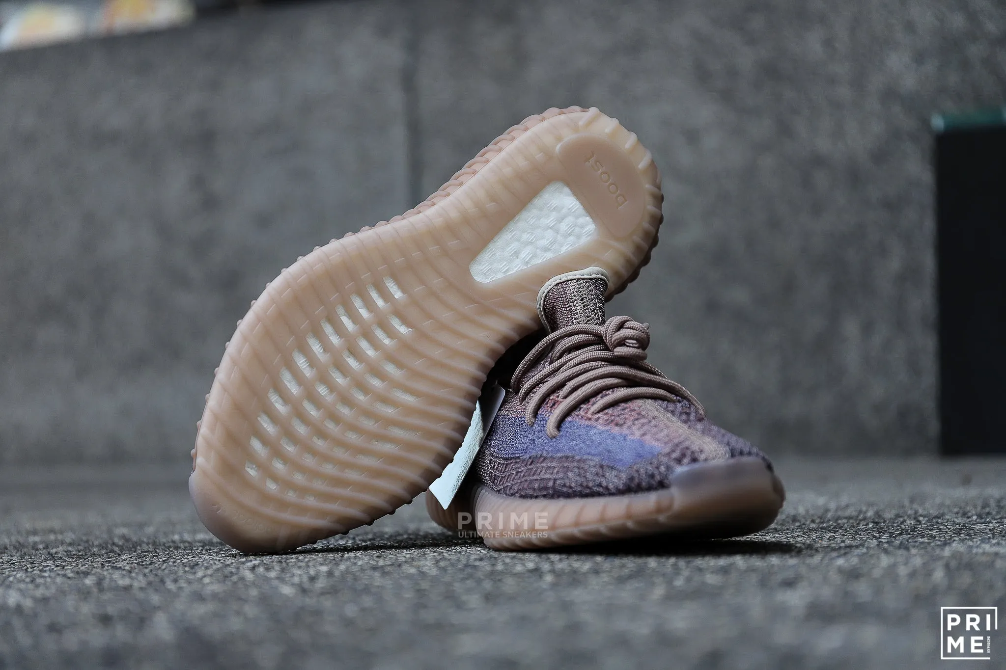 Yeezy 350 V2. FADE (H02795)